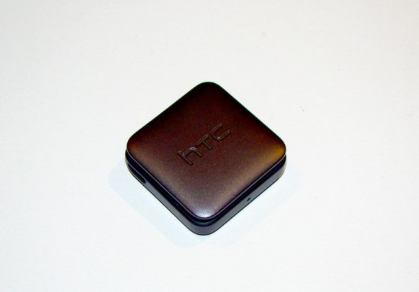 A hátoldali HTC logo, és a rettegett csiptető